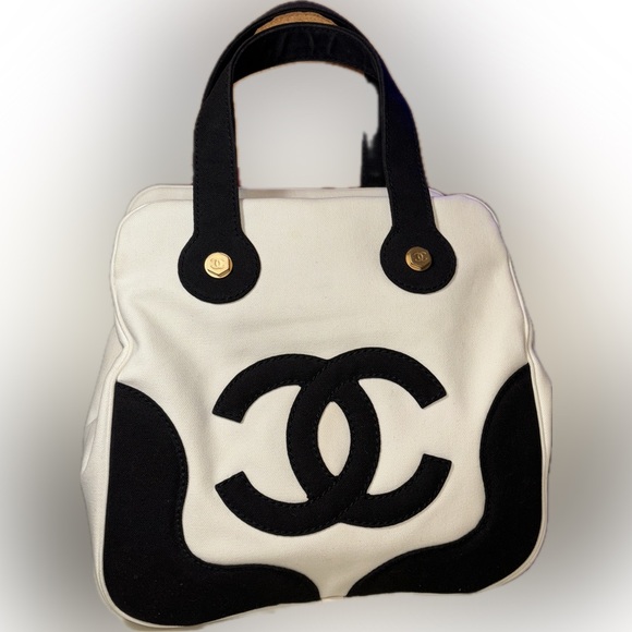 CHANEL Handbags - CHANEL authentic white marshmallow bag EUC!